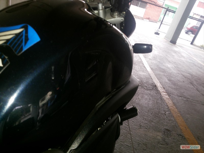 Tanque de combustível danificado pela perna esmagada do Leonardo