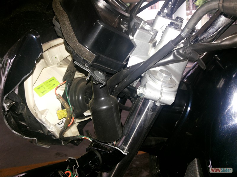 Conjunto destruído e bengala do amortecedor esquerdo torto