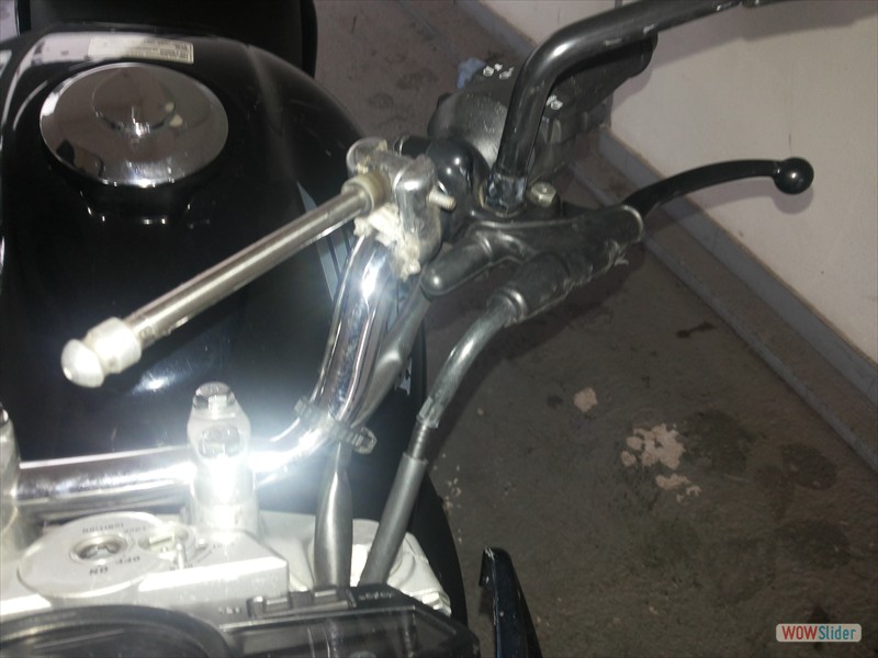 Conector do cabo da embreagem e guidão tortos