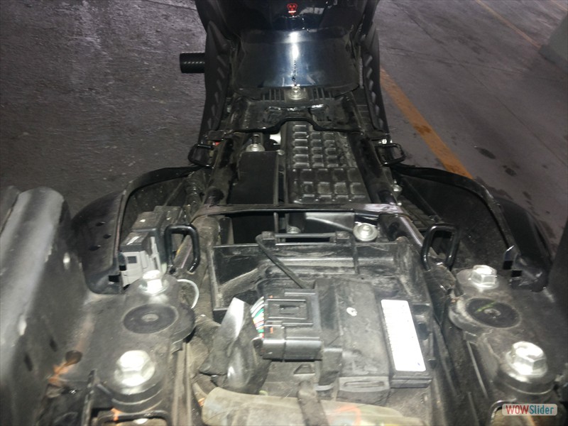 Detalhes da eletrônica embarcada e ganchos de fixação tortos